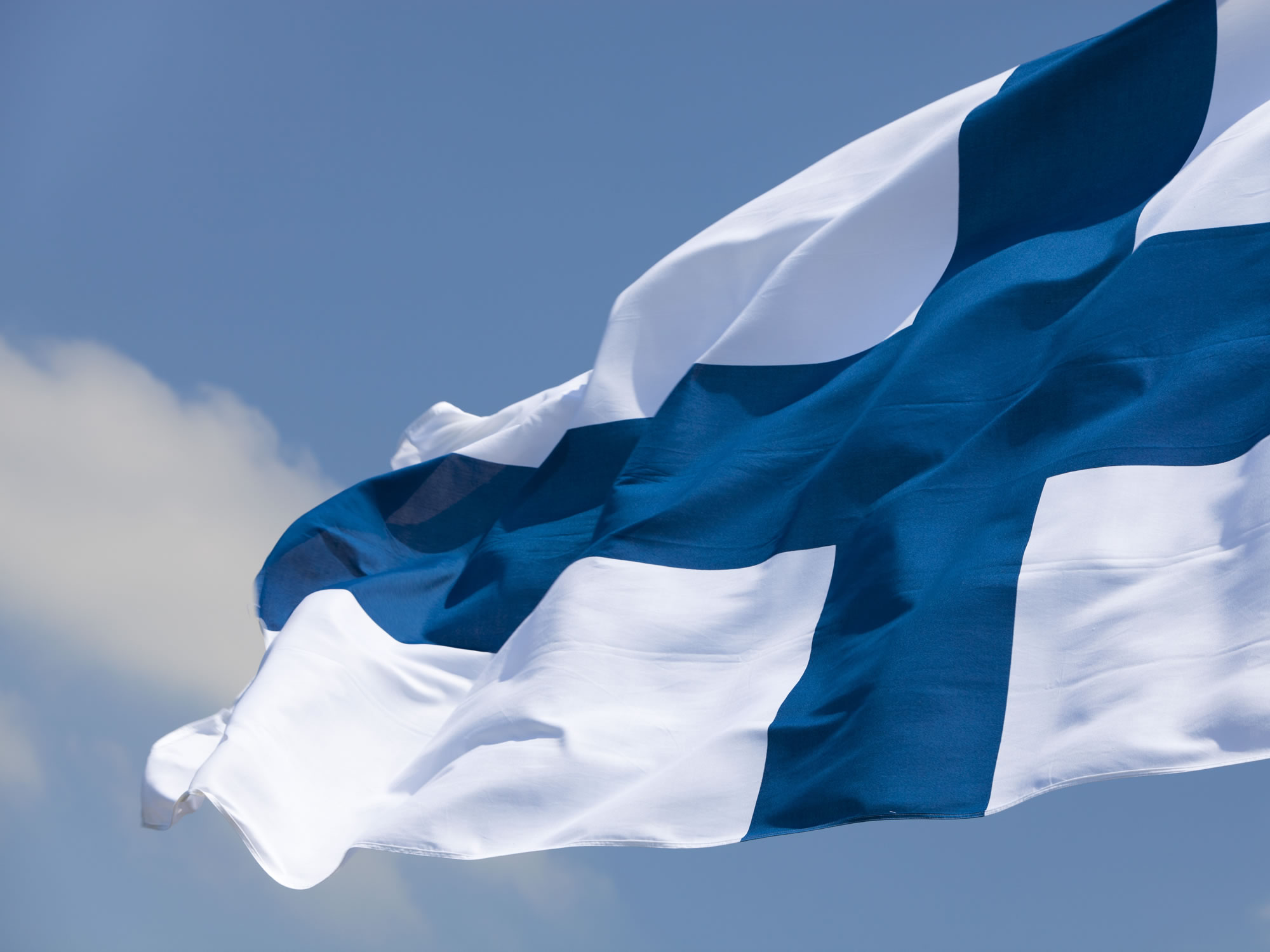 Финляндия другое название. Флаг Финляндия. Финский флаг. Развивающийся флаг Финляндии. Флаг Финляндии картинки.